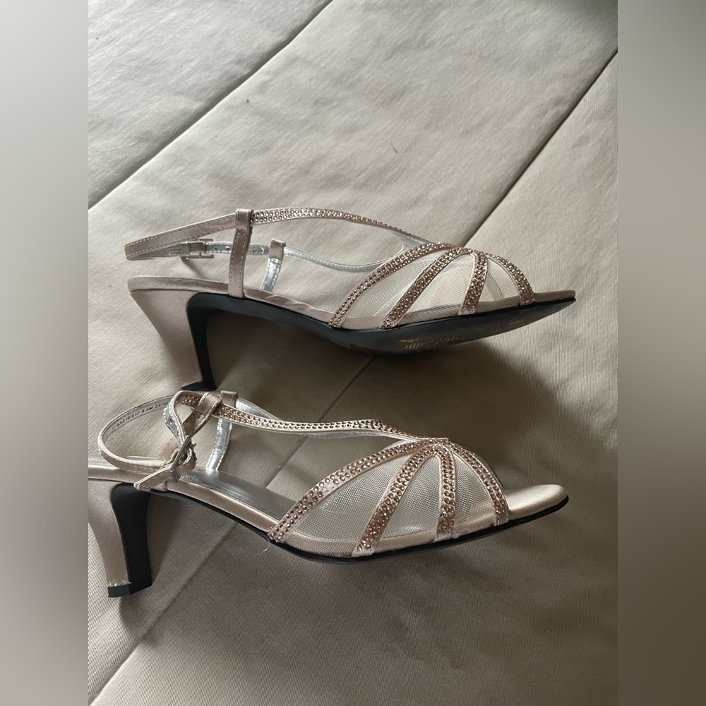 David Tate Refined Sandal Champagne. Size 8.5 medium.  Worn only 1 time
